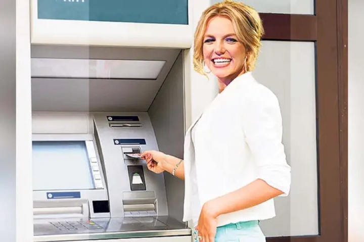 Britney Spears "mắng xéo" gia đình khi lần đầu được dùng thẻ ATM trở lại
