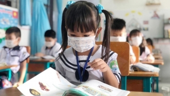 Học sinh lớp 1 và lớp 2 ở Hà Nội làm bài kiểm tra học kỳ trực tiếp