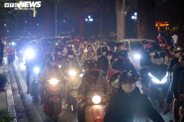 Chuyên gia: Nếu không quyết liệt, Hà Nội sẽ 'vỡ trận' - 2