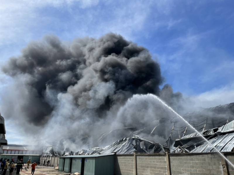 Cháy lớn tại Công ty sản xuất thiết bị cách âm cách nhiệt rộng 10.000m2 trong Khu công nghiệp -0