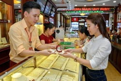 gia vang hom nay 1310 tien vao o at vang len tam cao moi