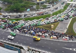 Thu phí xe ‘mượn’ đường vào sân bay Tân Sơn Nhất?
