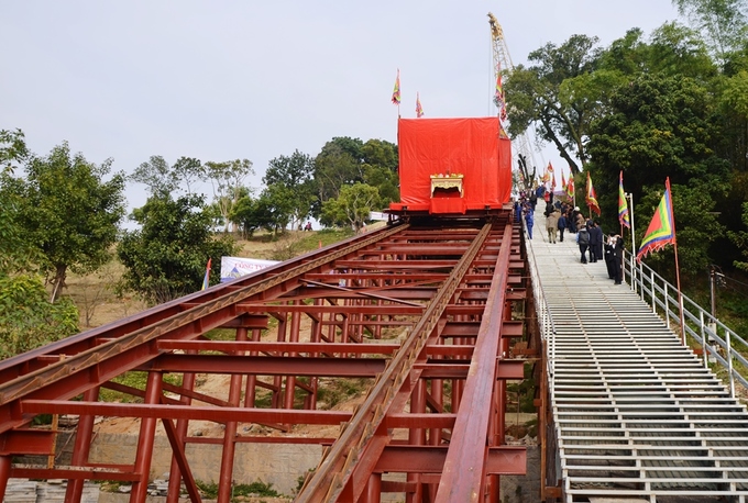 quang ninh di doi tuong duc ong nang 40 tan len doi cao 53 met