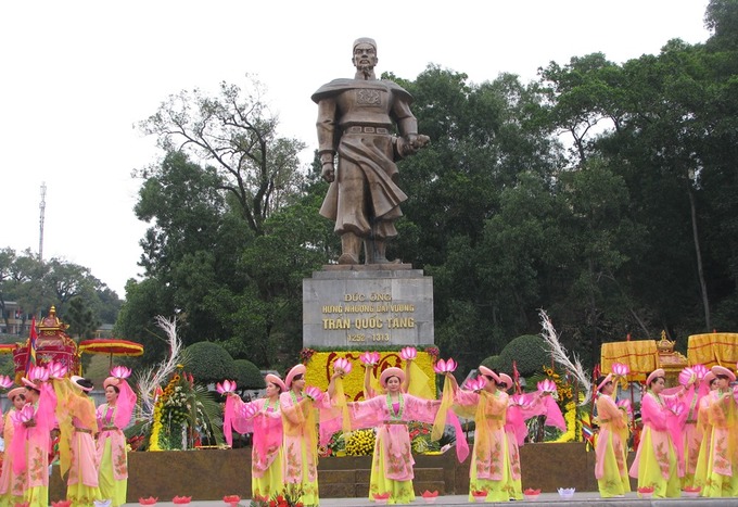 quang ninh di doi tuong duc ong nang 40 tan len doi cao 53 met
