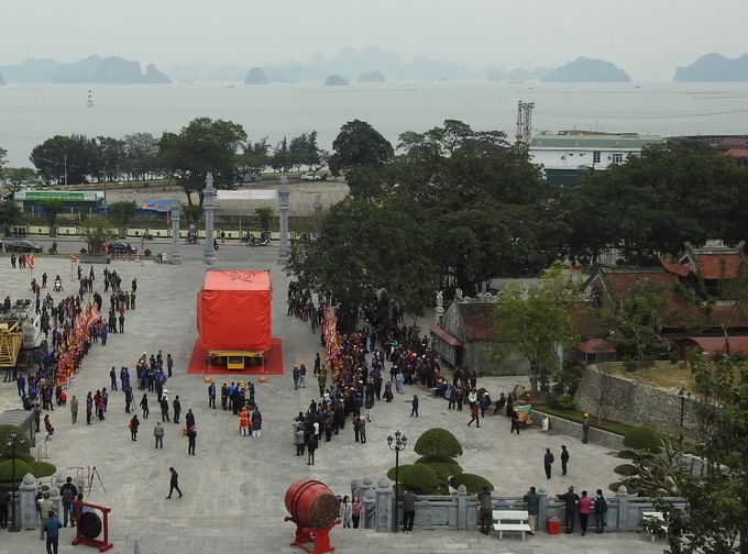 quang ninh di doi tuong duc ong nang 40 tan len doi cao 53 met