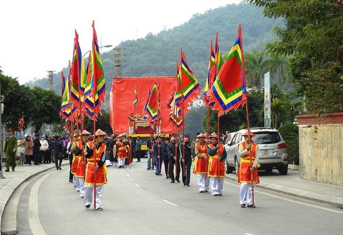 quang ninh di doi tuong duc ong nang 40 tan len doi cao 53 met