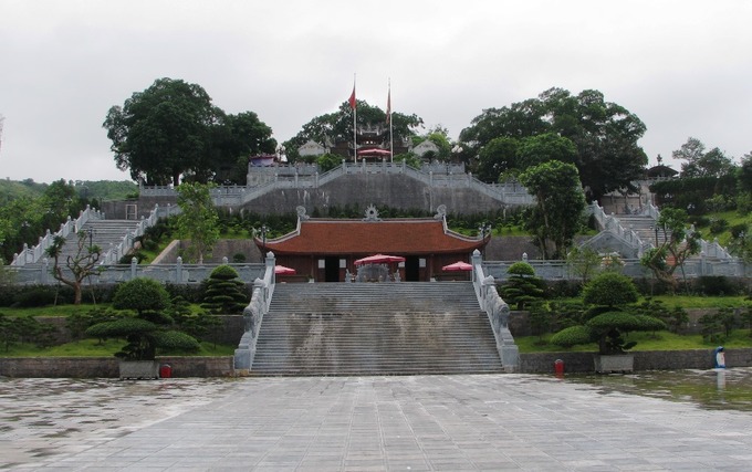 quang ninh di doi tuong duc ong nang 40 tan len doi cao 53 met