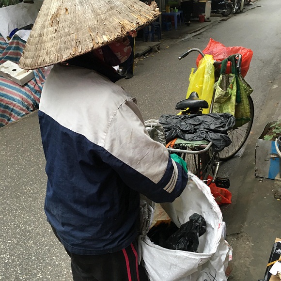 gia tai trong dong giay vun khien nguoi phu nu tai mat