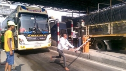 nguoi dan dung barie chan hang tram xe tai cho da gay o nhiem