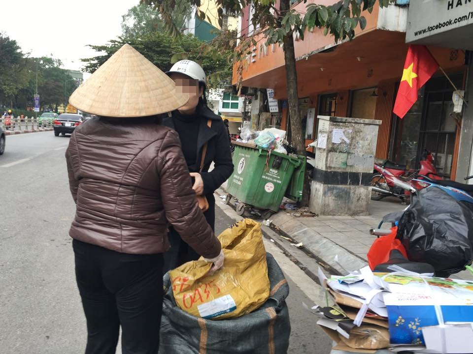 nguoi phu nu bat ngo vi mon do quy trong chiec goi cu o thung rac