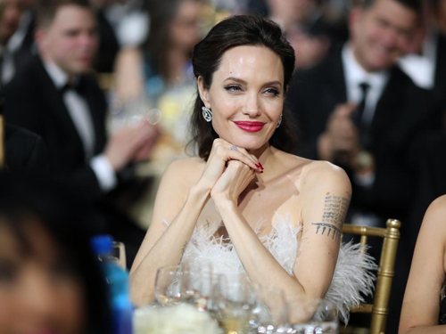 angelina jolie phu nhan hen ho nha tho nguoi campuchia