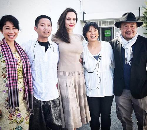 angelina jolie phu nhan hen ho nha tho nguoi campuchia