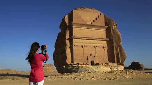 arab saudi cho phep khach nu nhap canh khong can di cung dan ong