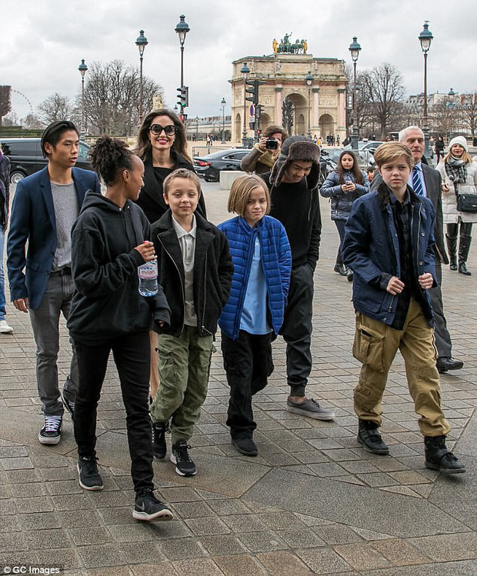 pax thien thap tung me angelina jolie den paris