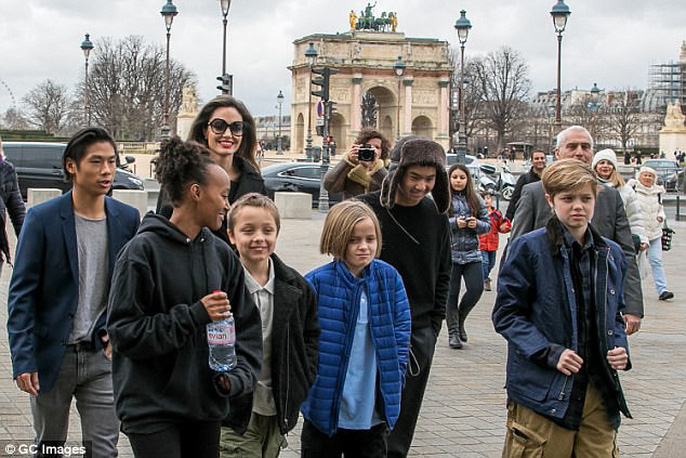 pax thien thap tung me angelina jolie den paris