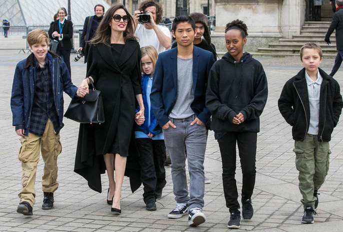 pax thien thap tung me angelina jolie den paris