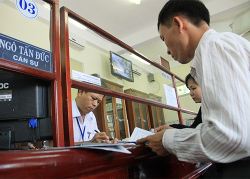 cong chuc khong duoc ninh bo sep