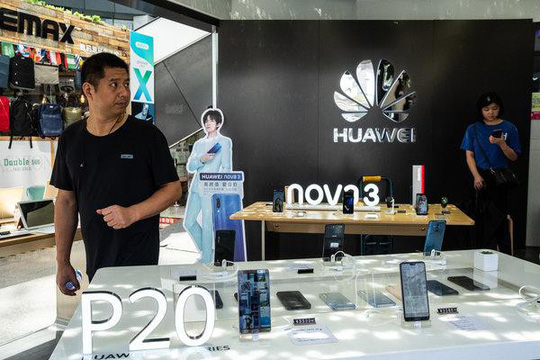 huawei sa thai giam doc bi bat giu o ba lan