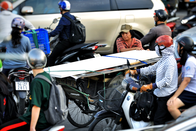 Nhiều tuyến đường Sài Gòn kẹt xe những ngày cuối năm