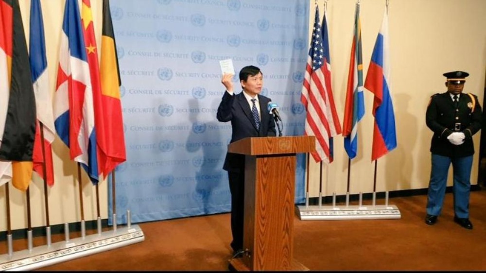 Đại sứ Đặng Đình Quý trước lễ đặt cờ Việt Nam. Ảnh: Phái đoàn Việt Nam tại Liên Hợp Quốc