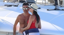 “Ông trùm” Simon Cowell tình tứ bên bạn gái trên du thuyền hạng sang