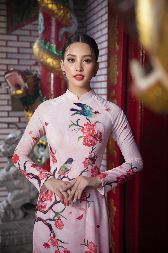 hoa hau tieu vy goi y chon ao dai tet