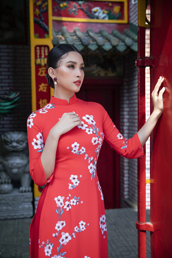 hoa hau tieu vy goi y chon ao dai tet