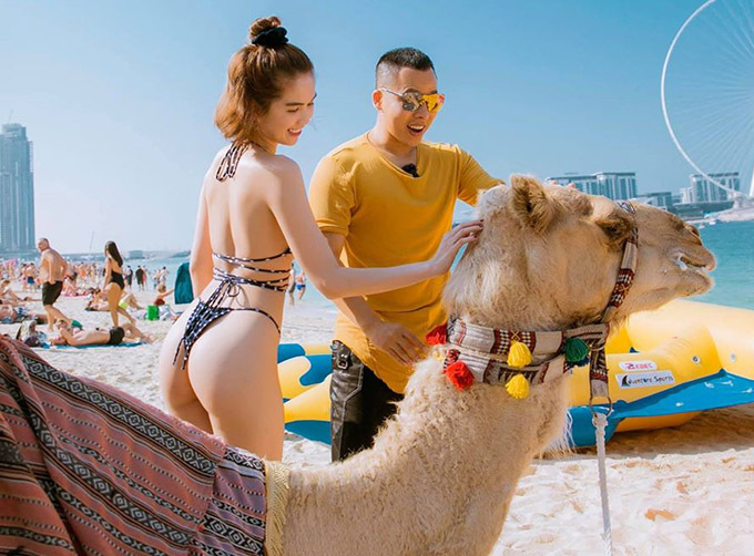 ngoc trinh dien bikini dao bien dubai