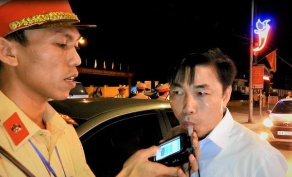 Uống bia vẫn lái ô tô về nhà, trưởng khoa bệnh viện ở Hà Tĩnh bị xử phạt, báo về cơ quan