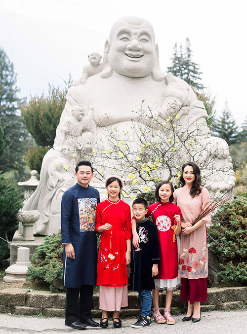 ngoc thuy don tet cung chong va ba con