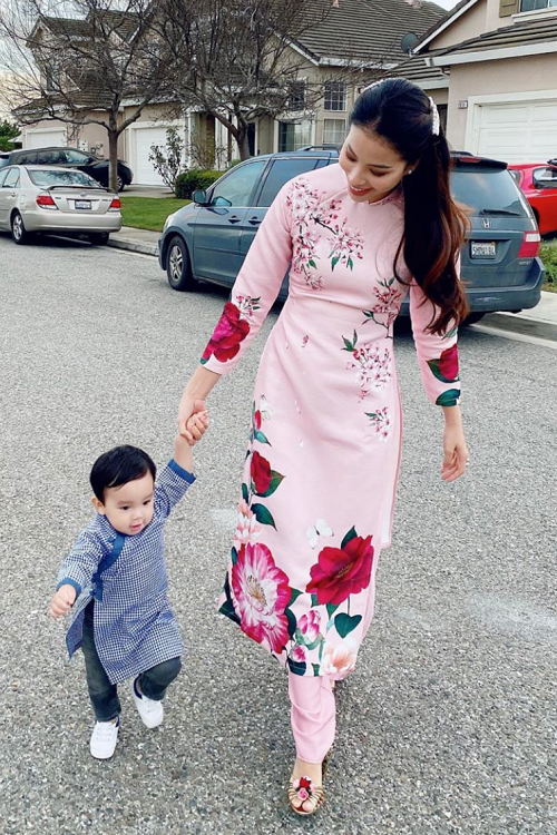 pham huong va con trai dien ao dai ben xe sang