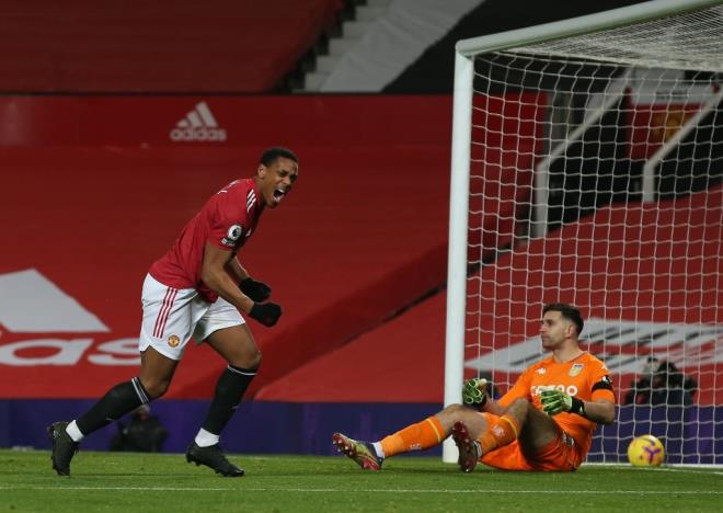 Kết quả Ngoại Hạng Anh: Đánh bại Aston Villa, Man Utd bắt kịp Liverpool - 1