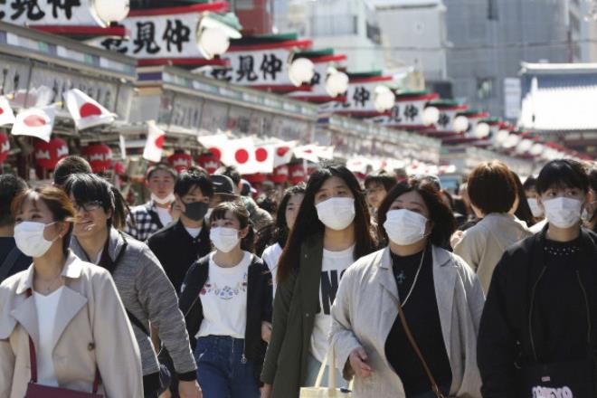Tokyo muốn tuyên bố tình trạng khẩn cấp, số người mắc COVID-19 cao kỷ lục - 1