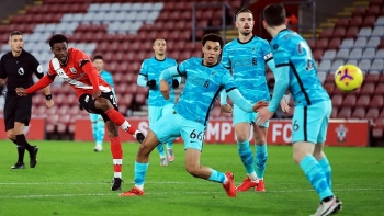 Kết quả Ngoại Hạng Anh: Thua Southampton, Liverpool dễ bị Man Utd soán ngôi đầu