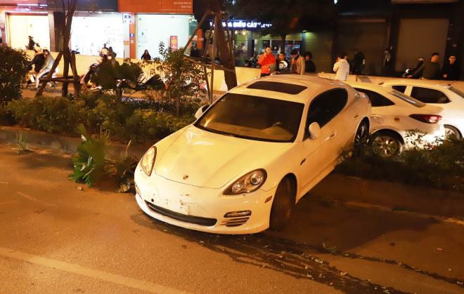 Hà Nội: Tài xế xe Porsche nghi bị đột quỵ mất lái, tông đổ nhiều cây xanh - 1
