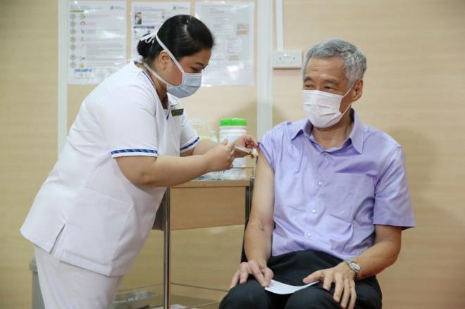 Thủ tướng Singapore tiêm vaccine COVID-19  - 1