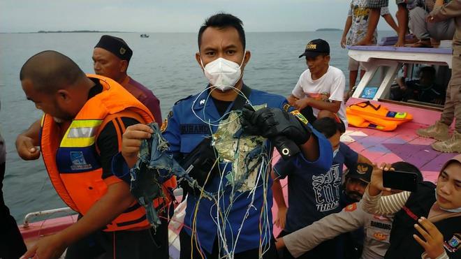 Tìm thấy mảnh vỡ nghi của máy bay Indonesia chở 62 người mất tích - 2