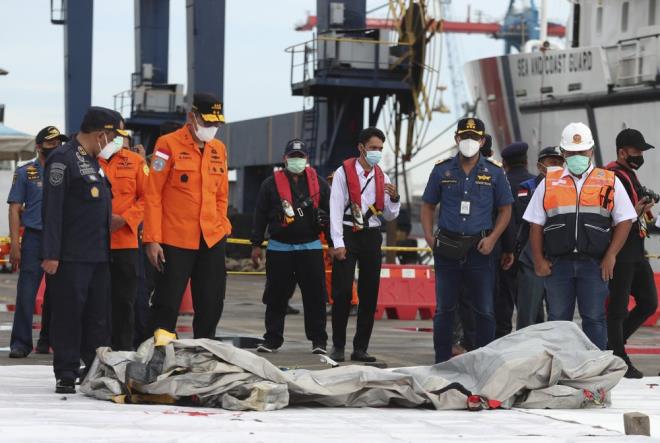 Indonesia tìm thấy nhiều mảnh thi thể và mảnh vỡ kim loại máy bay trên biển  - 4