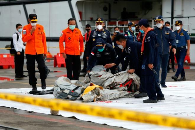 Indonesia xác định được vị trí hai hộp đen của máy bay rơi - 1