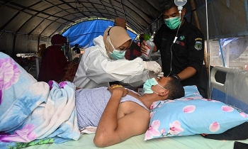 Y bác sĩ Indonesia kiệt sức vì động đất, Covid-19
