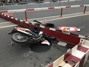 Xe tải tông sập thanh giới hạn chiều cao hầm chui