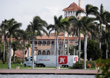 Xe tải chở đồ về dinh thự Trump ở Florida