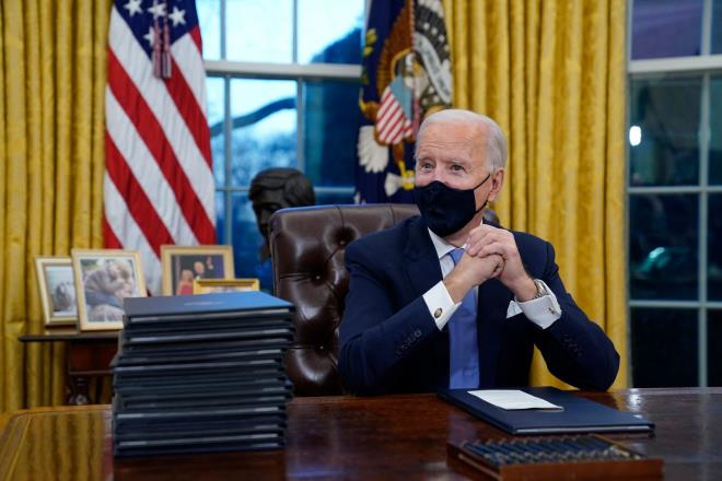 Biden sa thải loạt quan chức thân cận với Trump trong ngày đầu tiên nắm quyền - 1