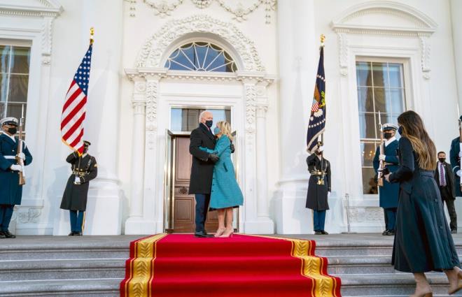 Giây phút ông Biden không thấy ai mở cửa khi 'dọn về' Nhà Trắng - 1