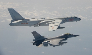 13 máy bay Trung Quốc áp sát Đài Loan