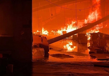 Xưởng gỗ 5.000 m2 bốc cháy