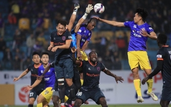 COVID-19 bùng phát trở lại, V-League hoãn từ vòng 4