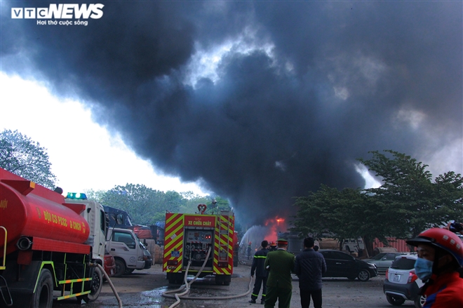 Cháy lớn tại nhà kho khu chợ ở Linh Đàm, Hà Nội - 4
