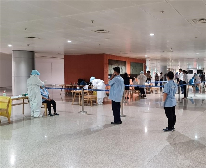 TP.HCM xét nghiệm COVID-19 toàn bộ nhân viên làm việc tại sân bay Tân Sơn Nhất - 1