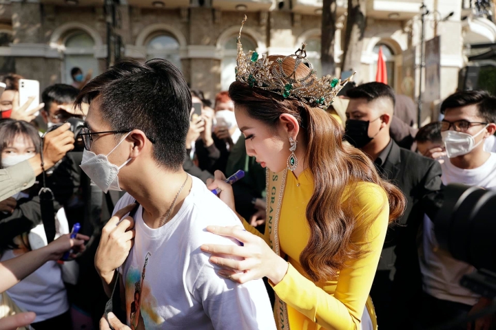 Hoa hậu Thùy Tiên diễu hành mừng chiến thắng - 3